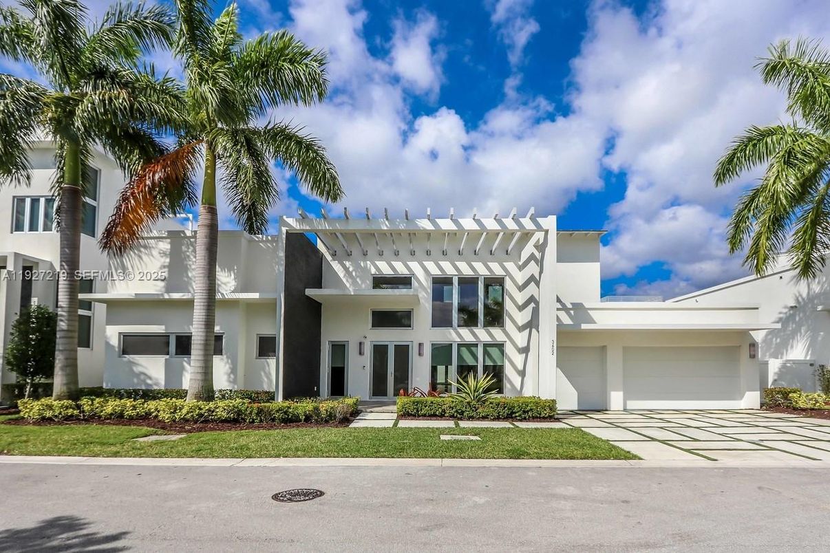 Attached, Backyard, Exterior, Facade, Modern