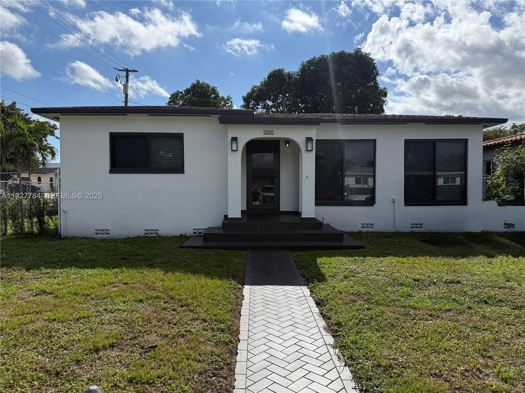 Exterior, Facade, Ranch