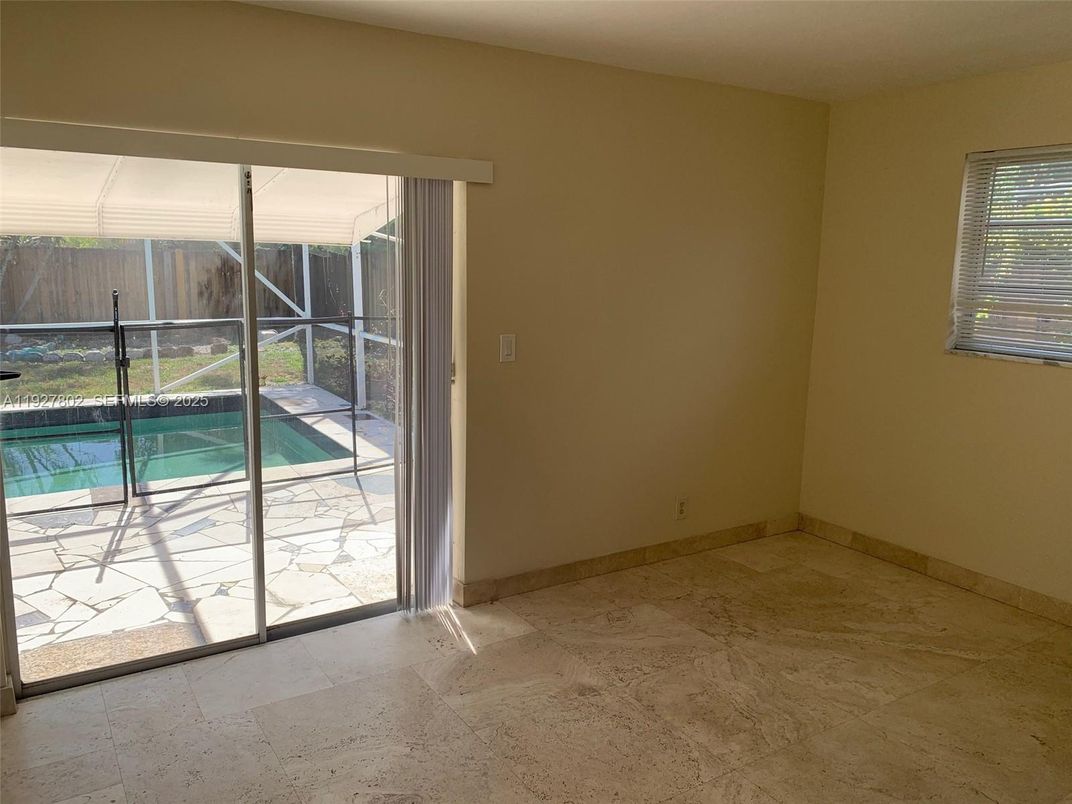 Empty room, Interior