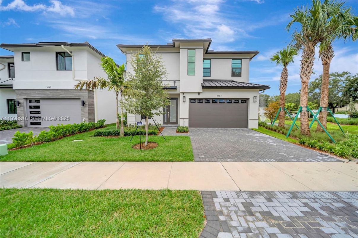 Attached, Exterior, Facade, Modern