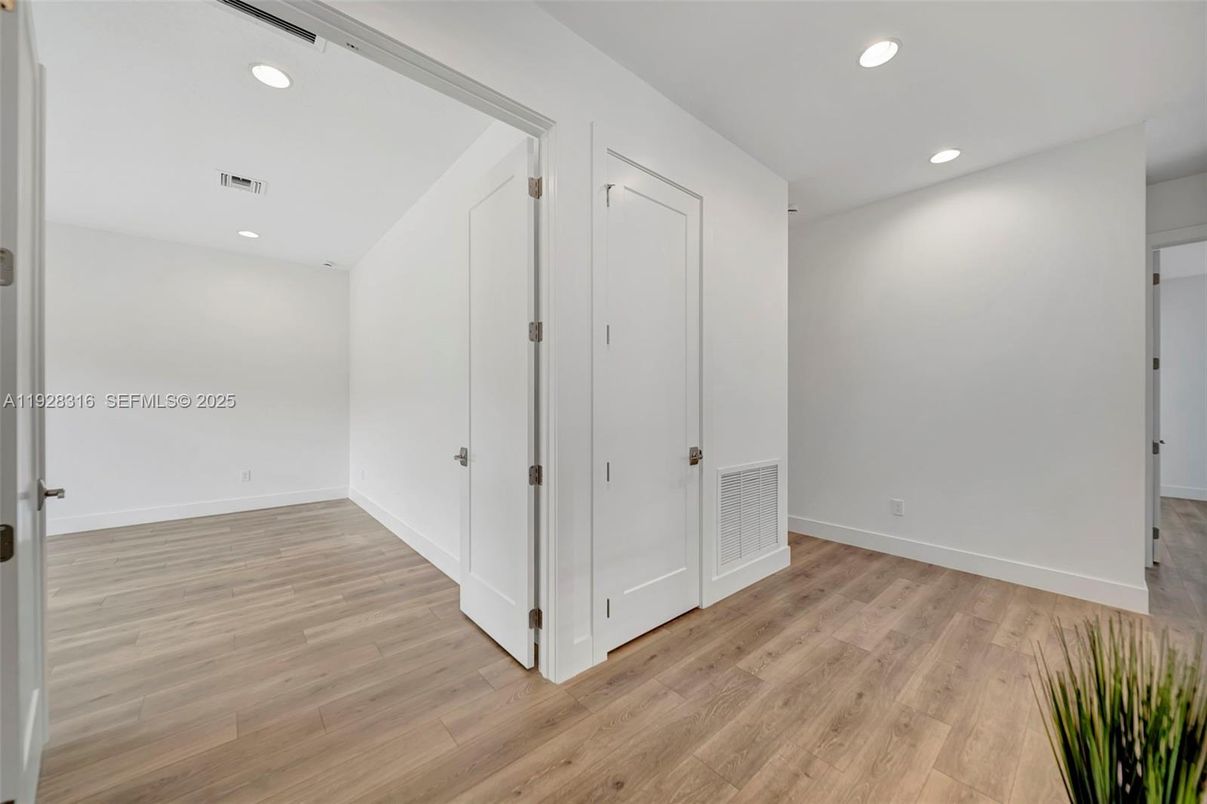 Empty room, Interior, Recessed Lighting, Wood Texture Flooring
