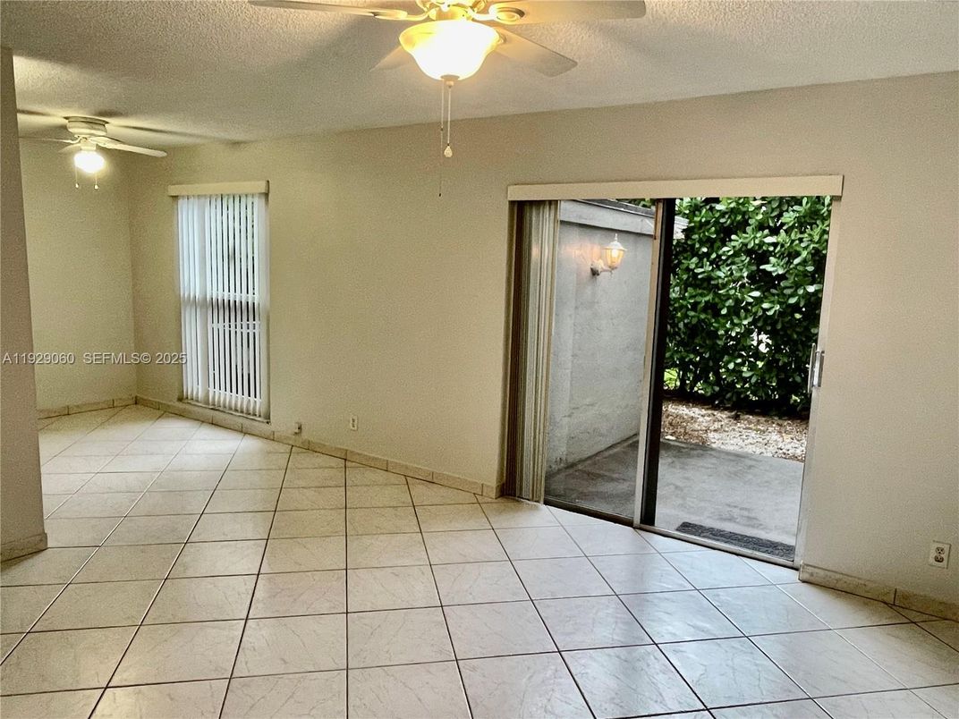 Empty room, Interior