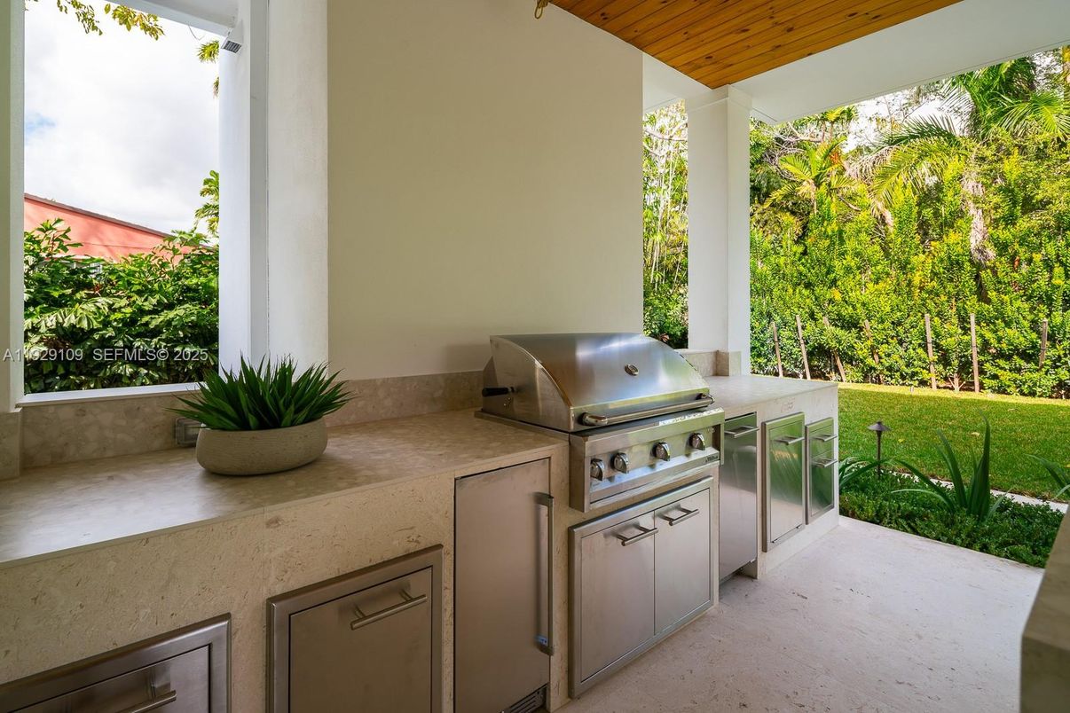 Exterior, Outdoor Kitchen