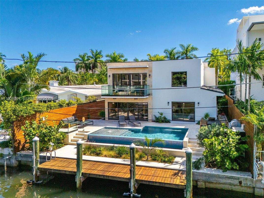 Exterior, Facade, Pool, Modern