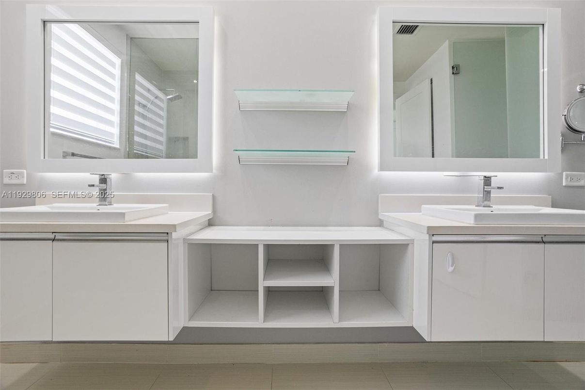 Bathroom, Dual Sink Vanities, Interior
