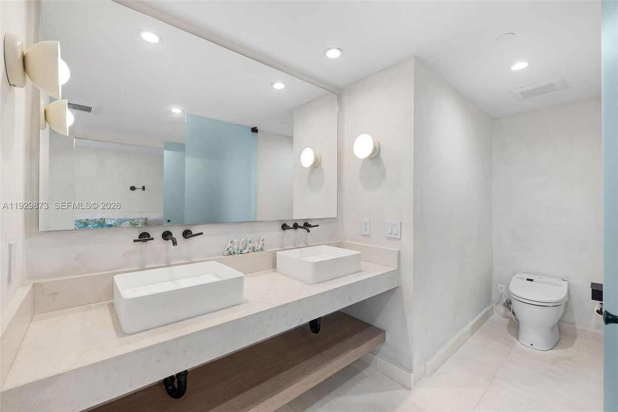 Bathroom, Dual Sink Vanities, Interior, Recessed Lighting