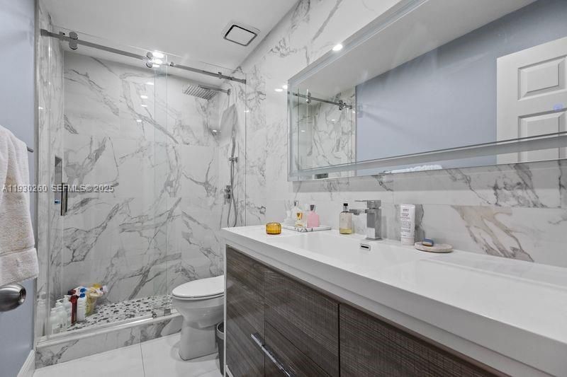 Bathroom, Interior, Marble Walls, Recessed Lighting