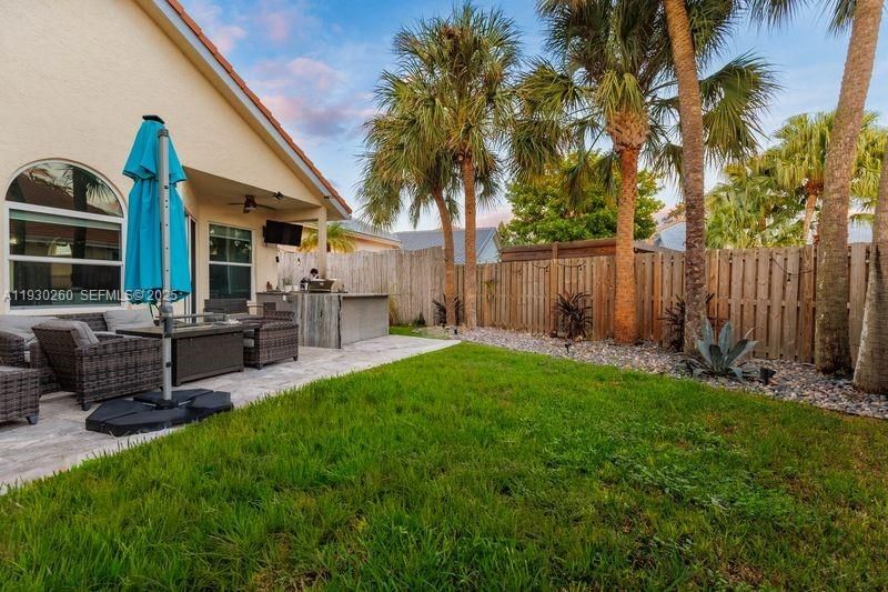 Backyard, Exterior, Outdoor Kitchen