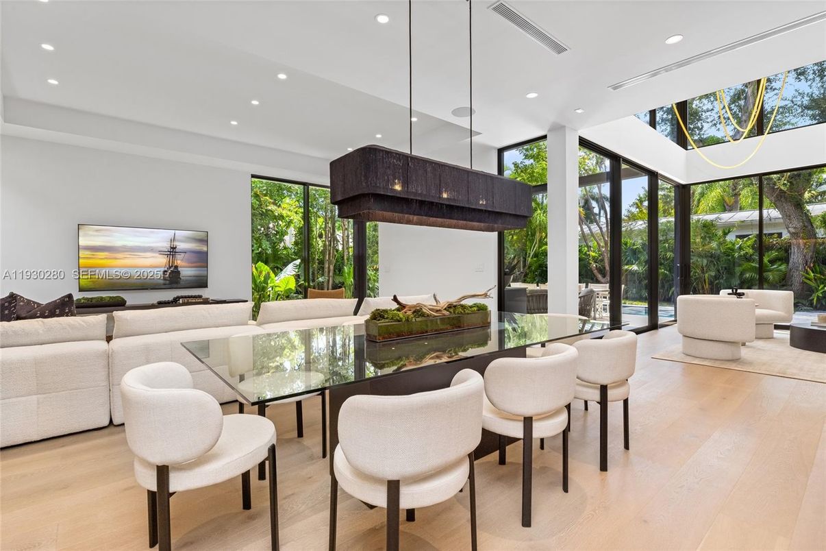 Dining room, Interior, Living room, Pendant Lights, Recessed Lighting, Wood Texture Flooring