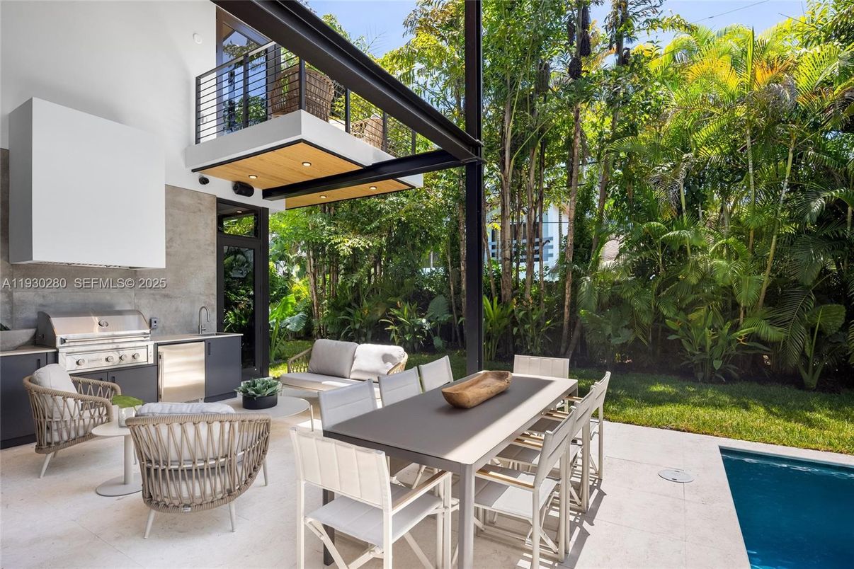 Exterior, Outdoor Kitchen, Pool