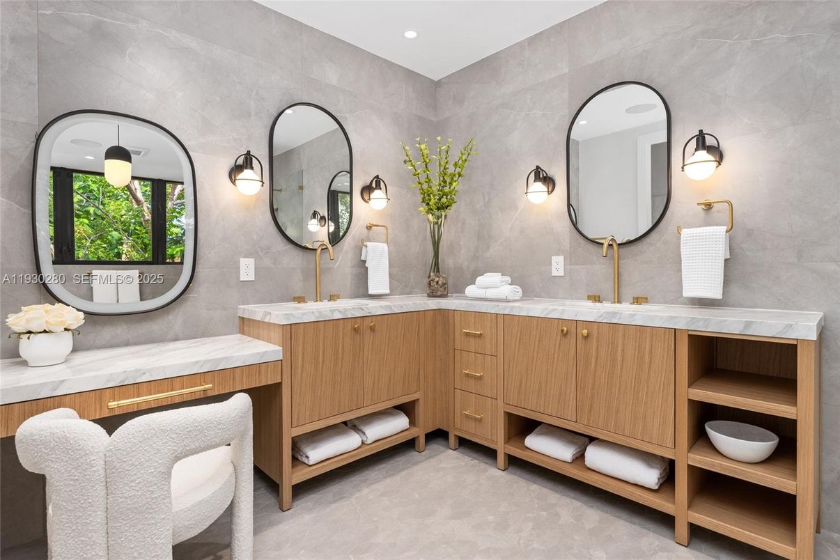Bathroom, Dual Sink Vanities, Interior, Recessed Lighting