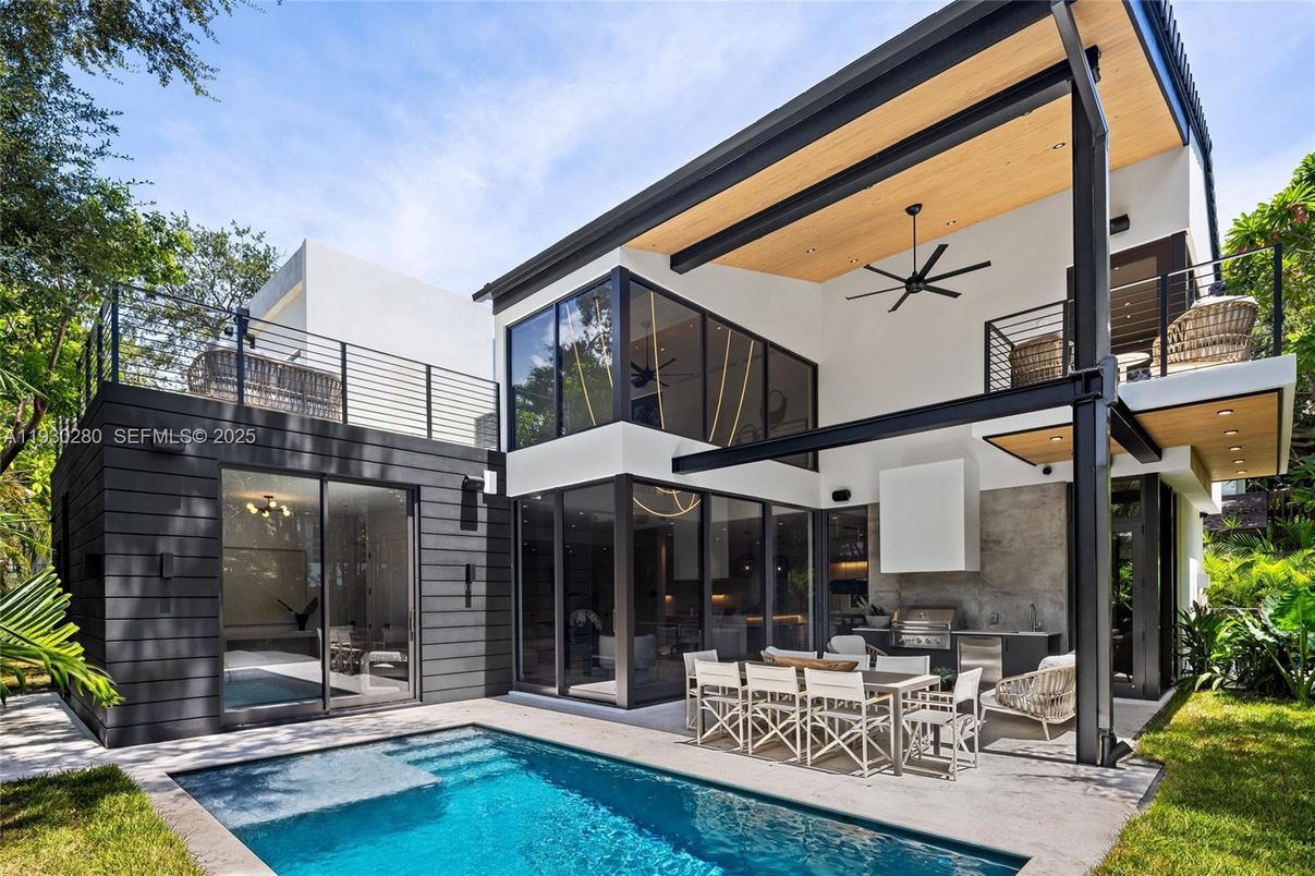 Exterior, Outdoor Kitchen, Pool