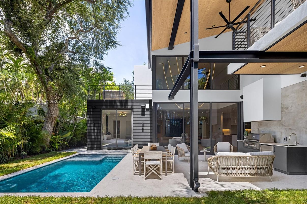 Exterior, Outdoor Kitchen, Pool