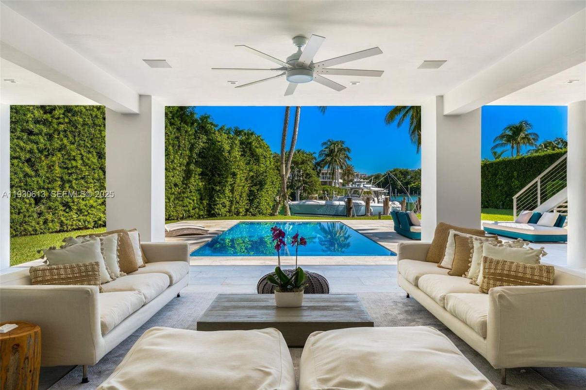 Exterior, Living room, Pool