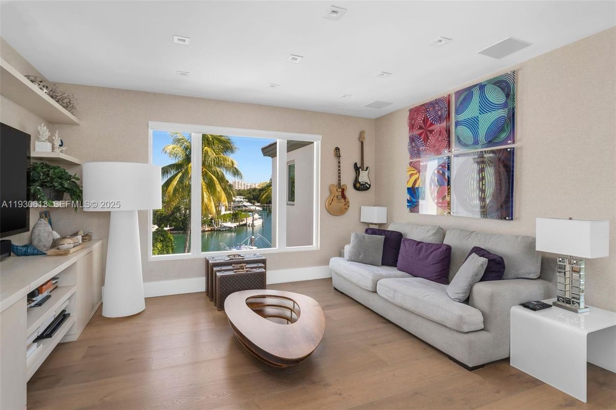 Interior, Living room, Recessed Lighting, Wood Texture Flooring