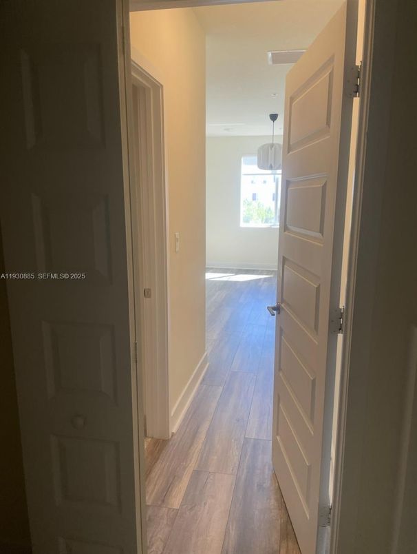 Interior, Pendant Lights, Wood Texture Flooring
