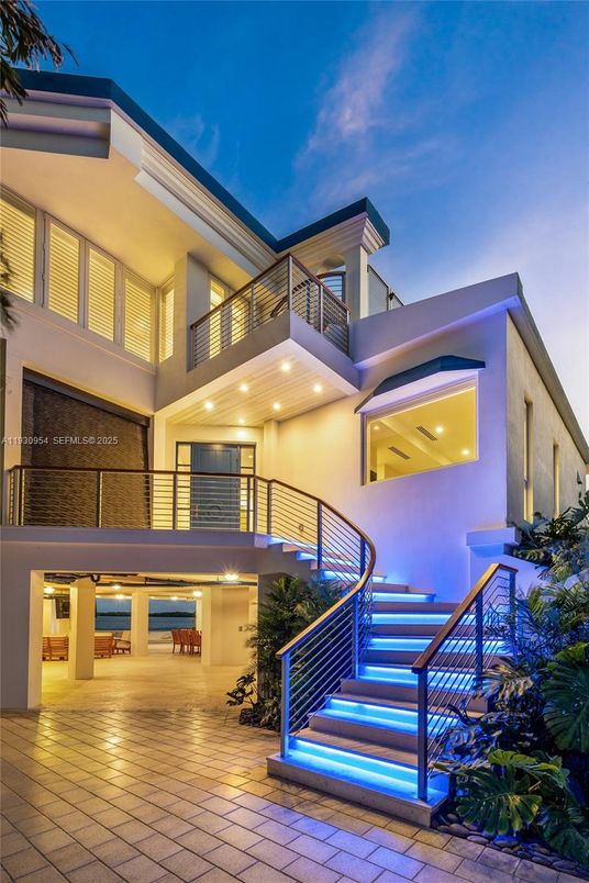 Exterior, Facade, Modern