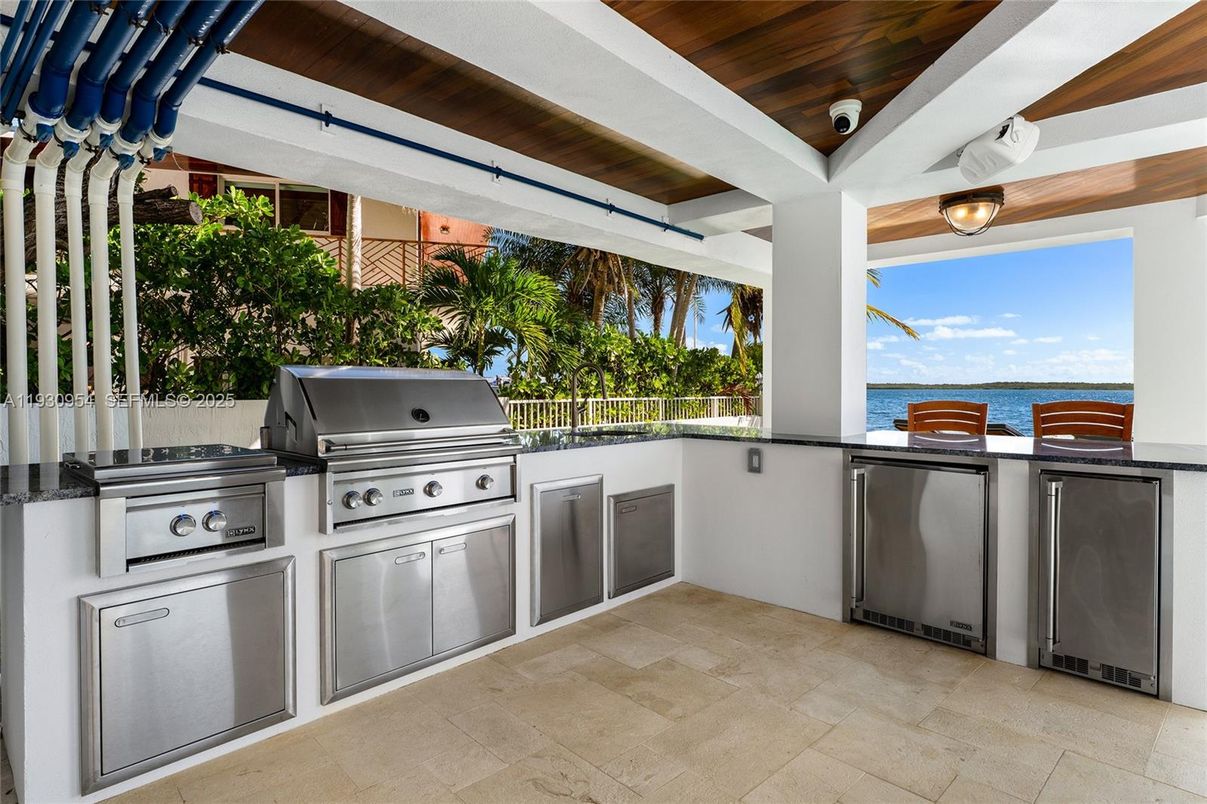 Exterior, Outdoor Kitchen, Water