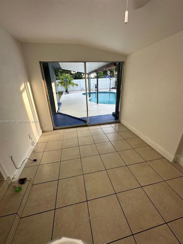 Empty room, Interior