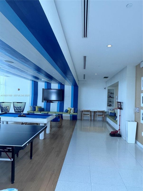 Game Room, Interior, Recessed Lighting