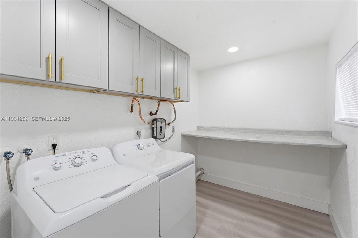 Interior, Recessed Lighting, Washer, Wood Texture Flooring