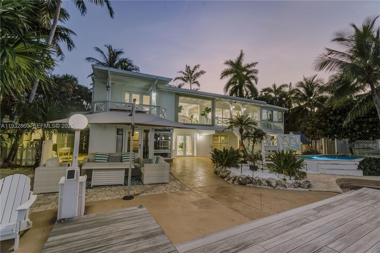 Backyard, Exterior, Facade, Pool, Modern