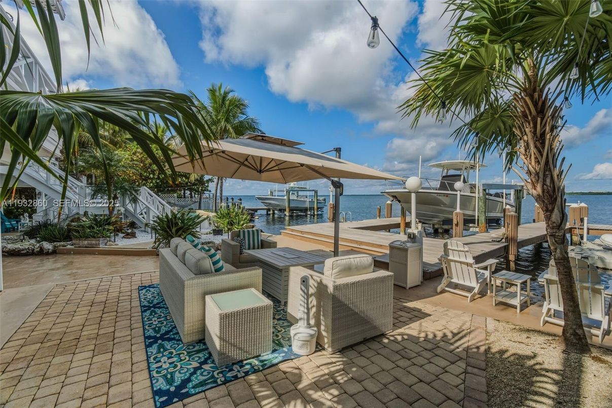 Exterior, Outdoor Kitchen, Water