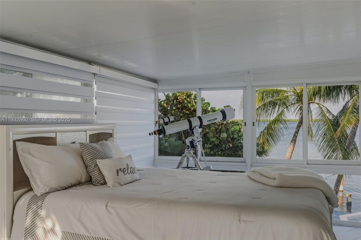 Bedroom, Interior, Water