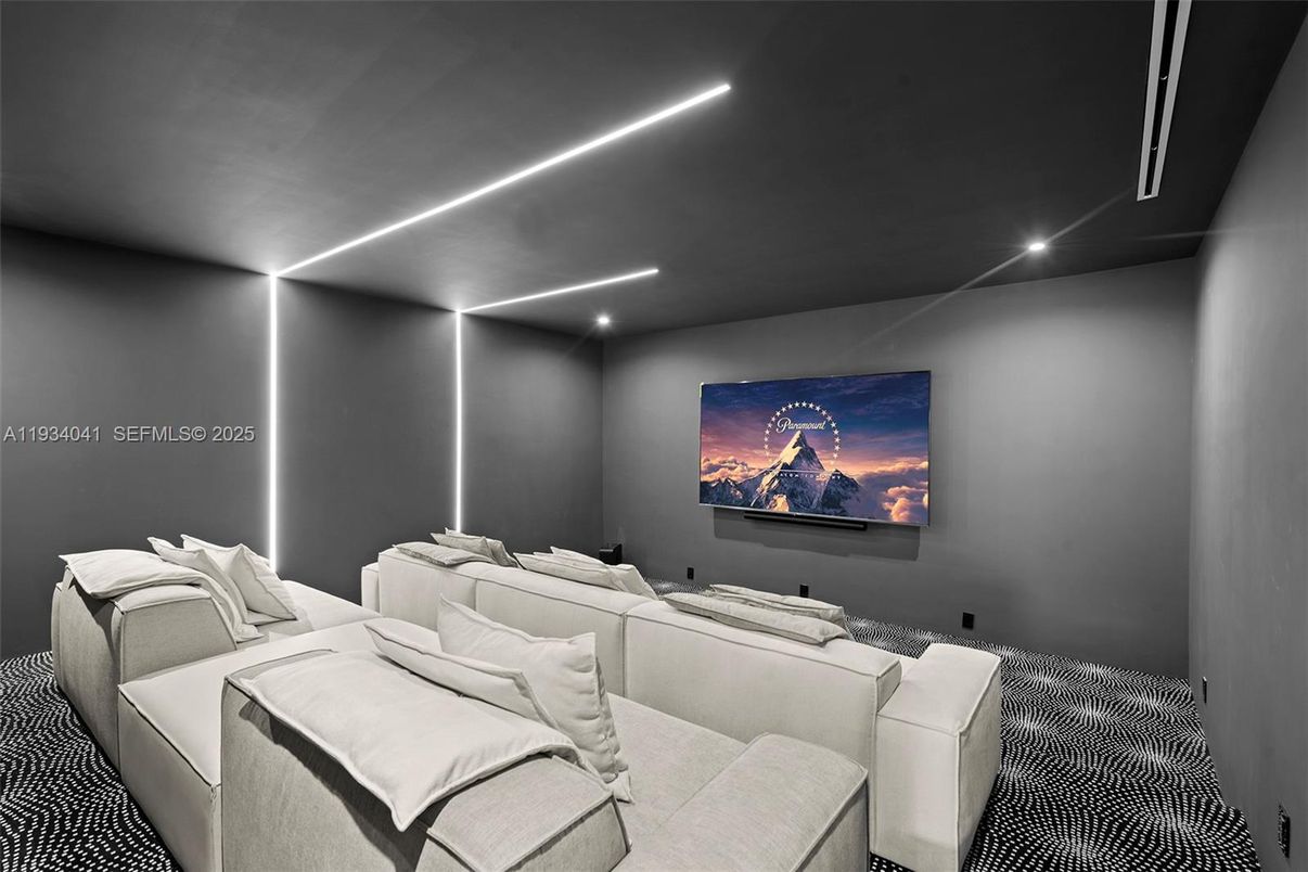 Interior, Projection Screen, Recessed Lighting, Theatre Room