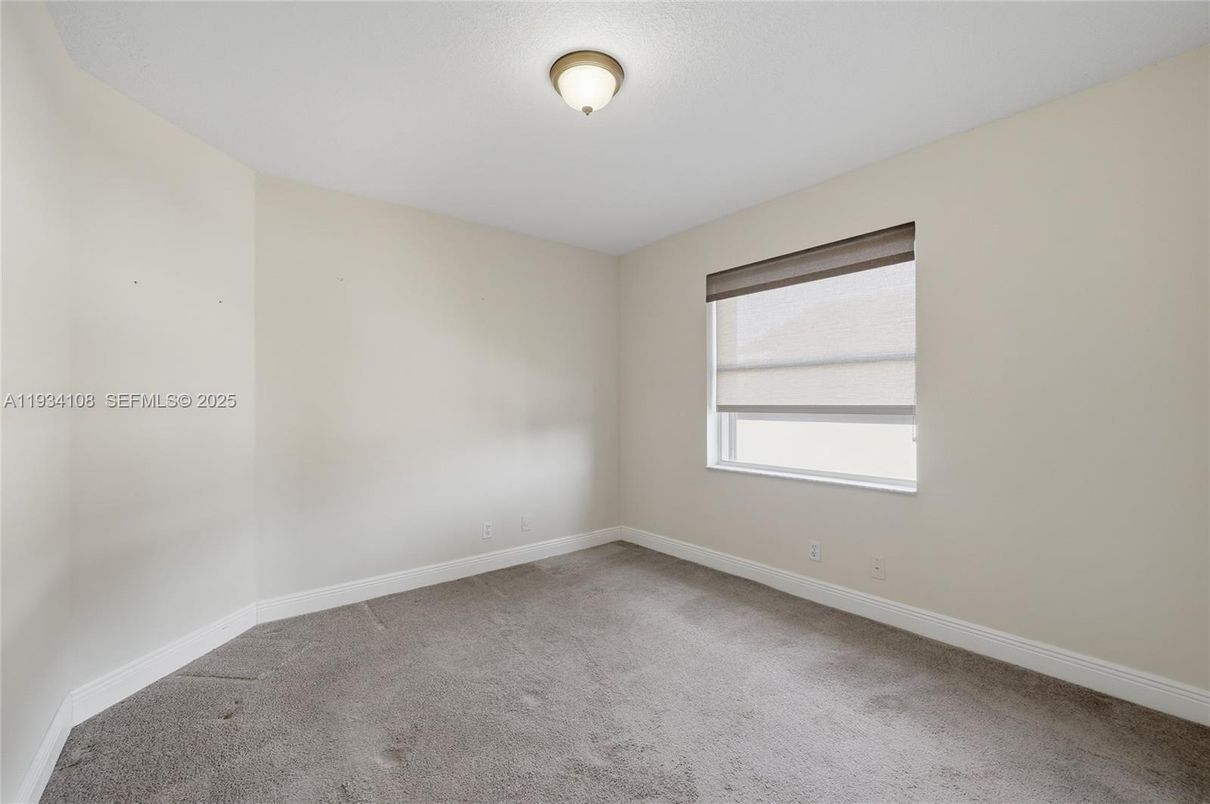 Empty room, Interior