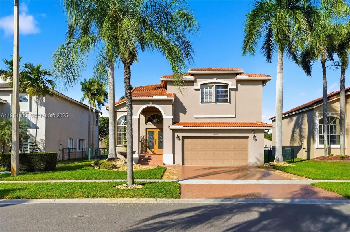 Attached, Exterior, Facade, Mediterranean