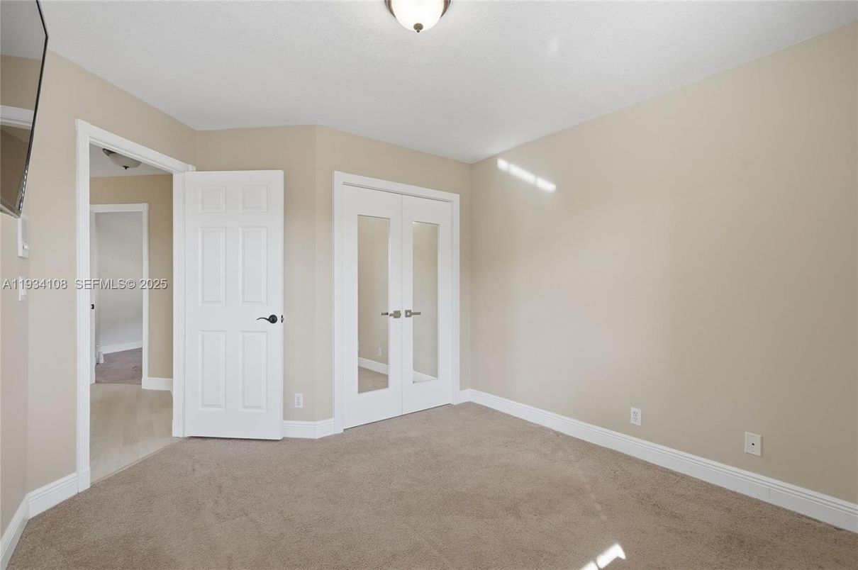 Empty room, Interior