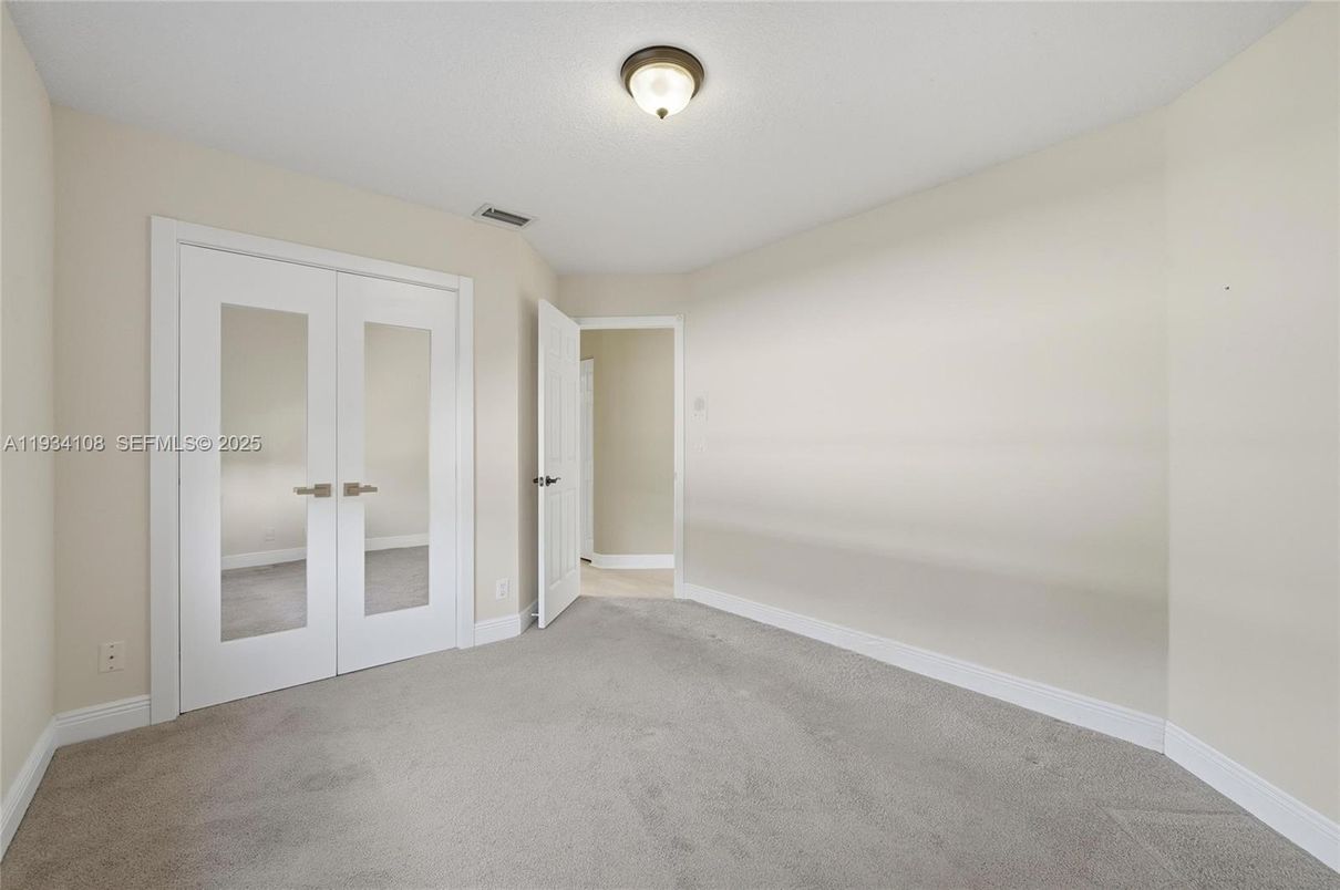 Empty room, Interior