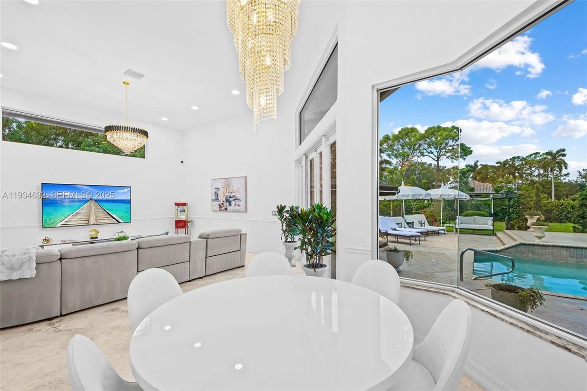 Chandelier, Dining room, Interior, Living room, Pendant Lights, Recessed Lighting