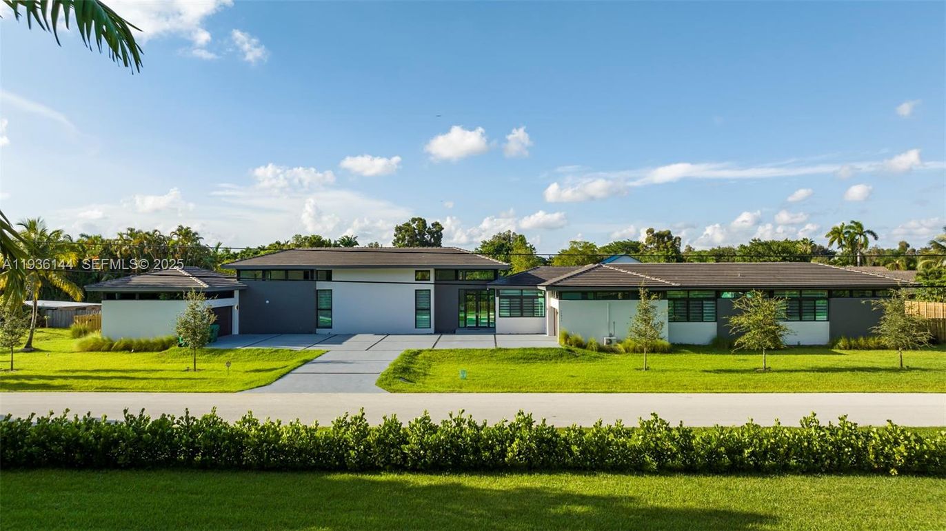 Backyard, Exterior, Facade, Ranch