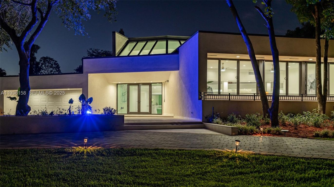 Backyard, Exterior, Facade, Modern