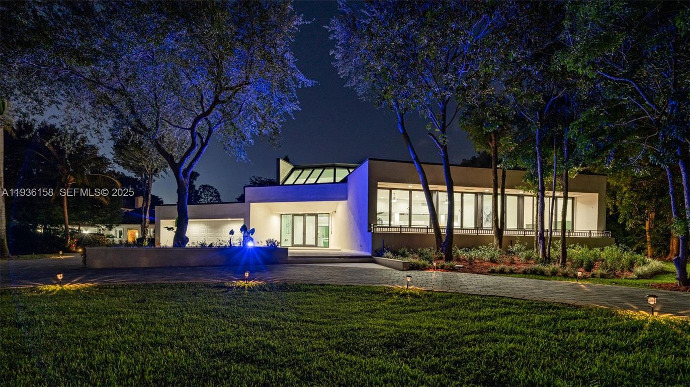 Backyard, Exterior, Facade, Modern