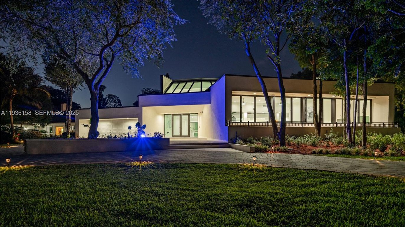 Backyard, Exterior, Facade, Modern