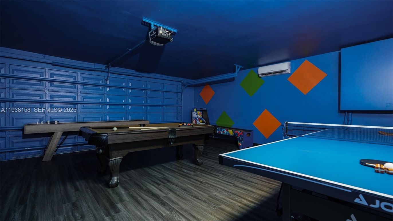 Billiard Table, Game Room, Interior, Wood Texture Flooring