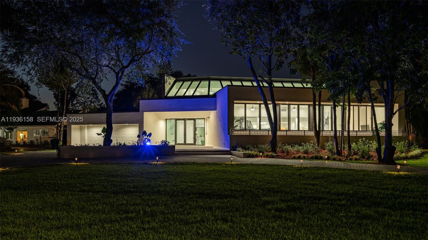 Backyard, Exterior, Facade, Modern