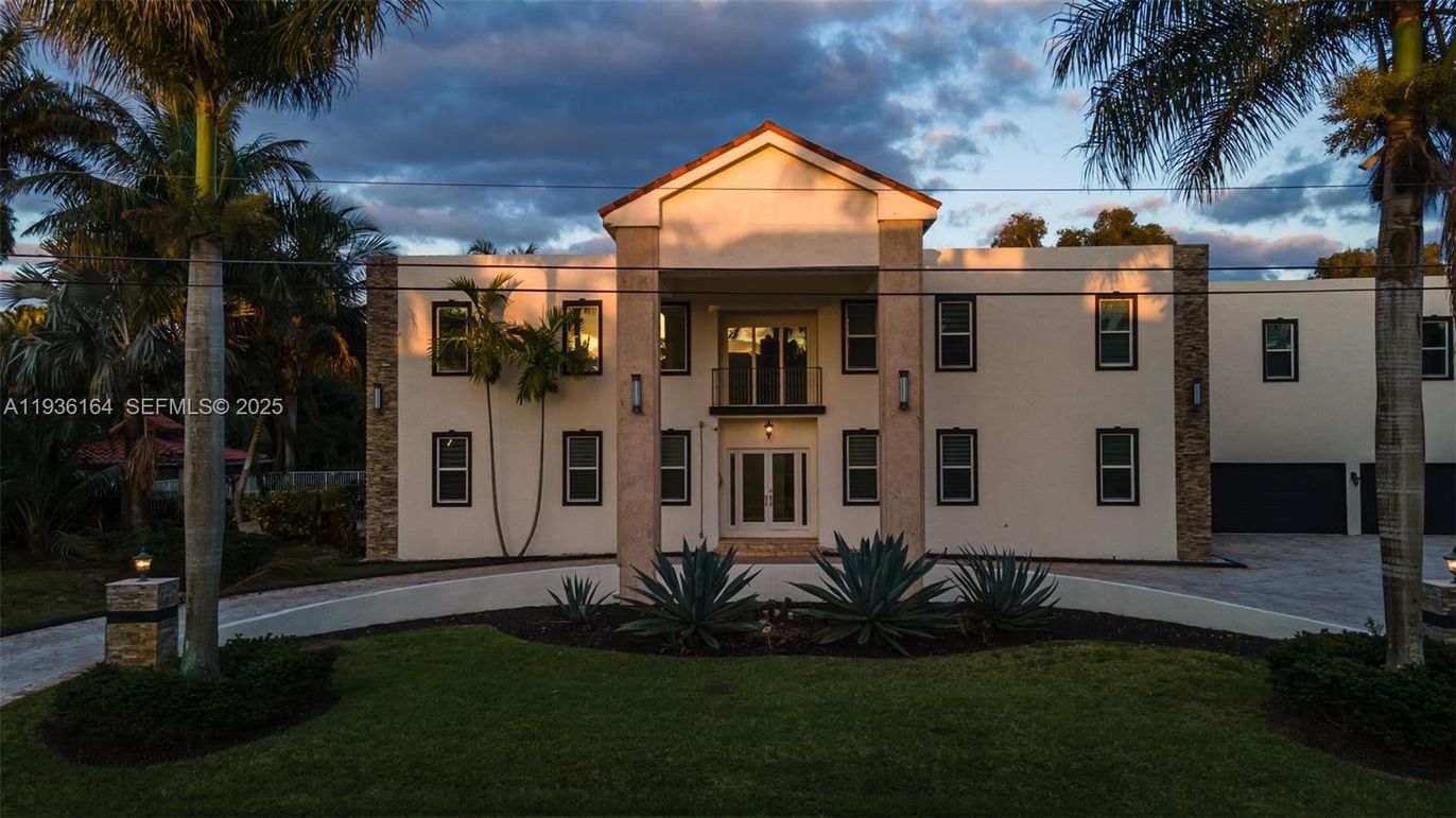 Exterior, Facade, Modern