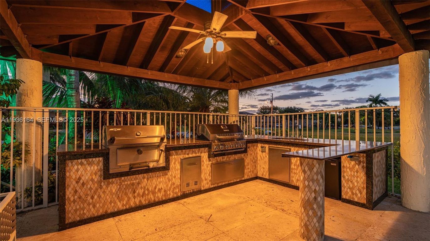 Exterior, Outdoor Kitchen