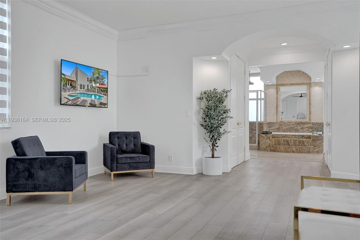 Interior, Recessed Lighting, Wood Texture Flooring