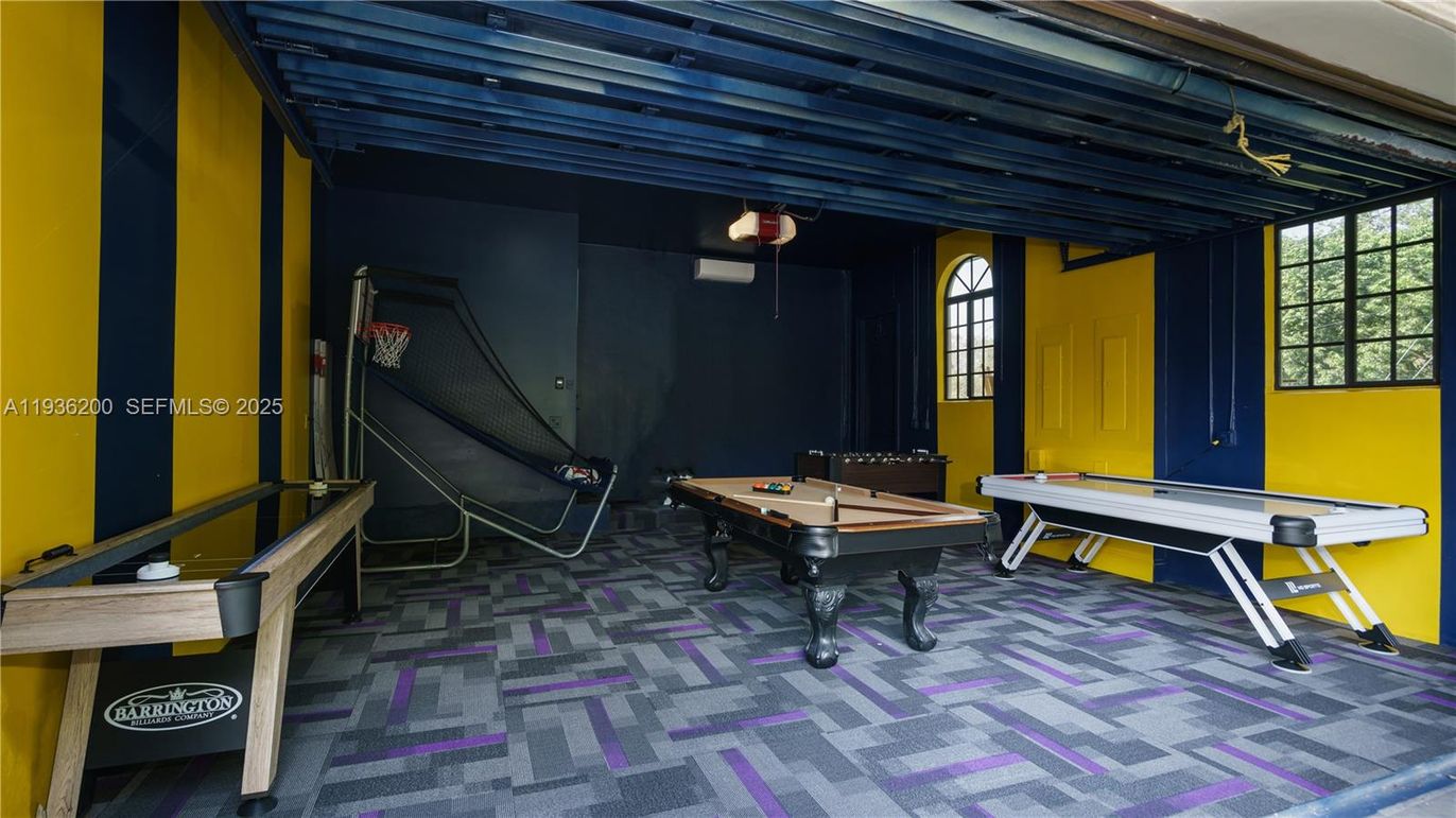Game Room, Interior