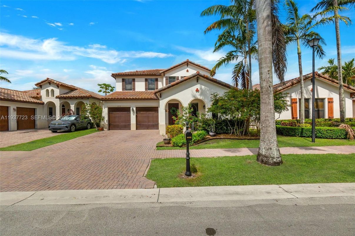 Attached, Exterior, Facade, Mediterranean