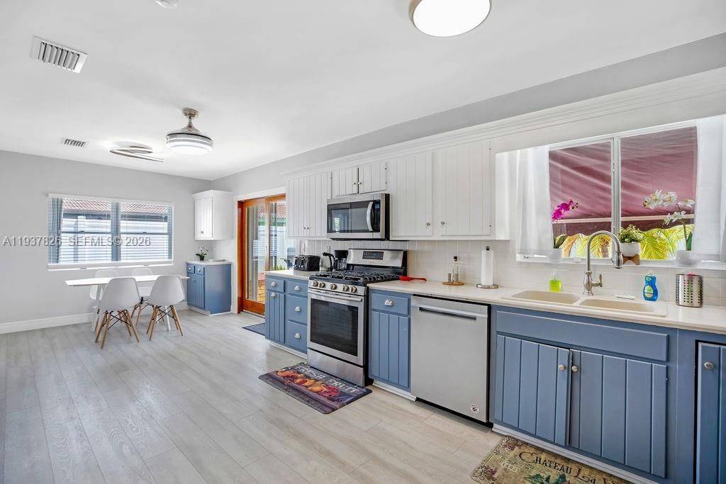 Dining room, Interior, Kitchen, Stainless Steel Appliances, Wood Texture Flooring