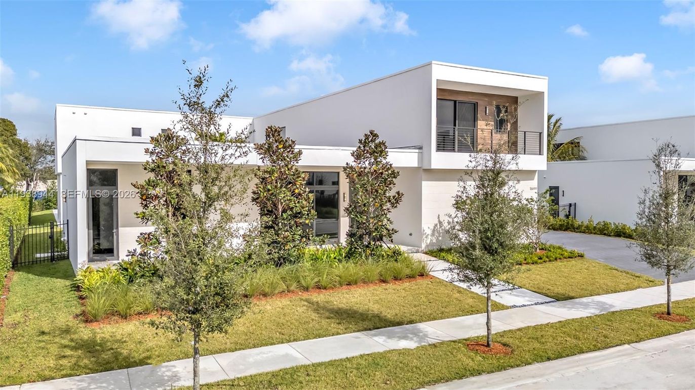 Backyard, Exterior, Facade, Modern