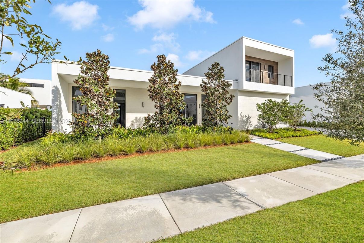 Backyard, Exterior, Facade, Modern