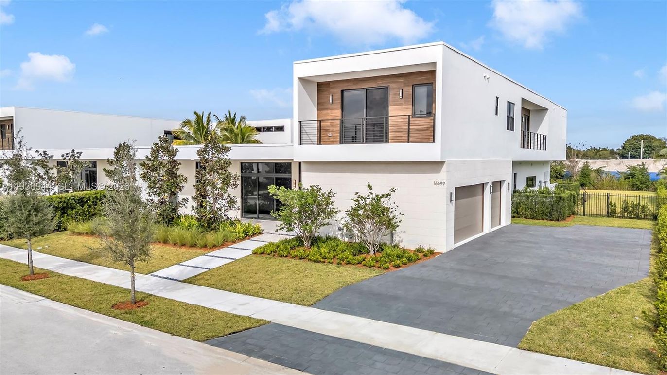 Attached, Backyard, Exterior, Facade, Modern