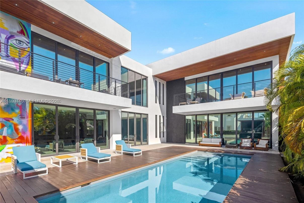 Exterior, Facade, Pool, Modern